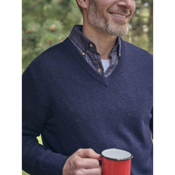 WoolOvers Mens Lambswool V Neck Sweater / Navy